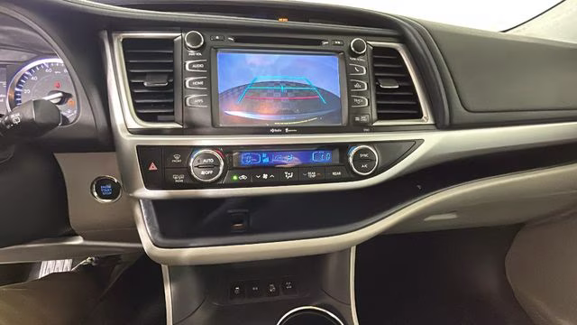 2015 Alumina Jade Metallic Toyota Highlander XLE V6 AWD SUV