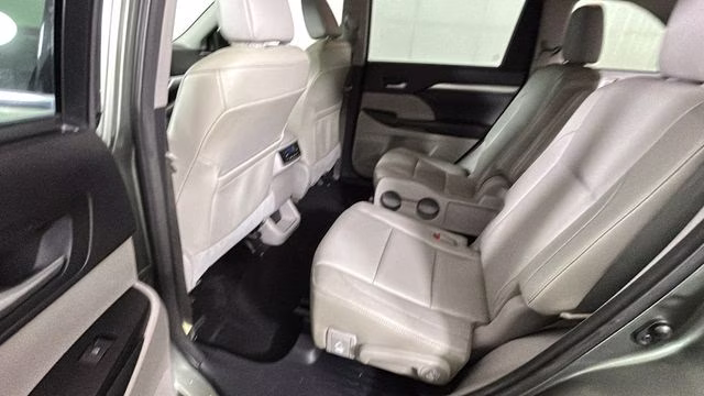 2015 Alumina Jade Metallic Toyota Highlander XLE V6 AWD SUV