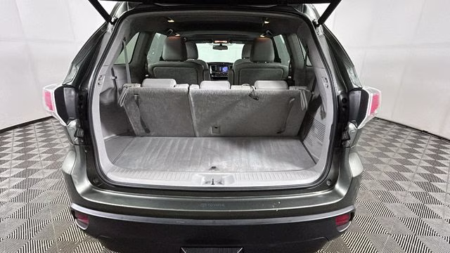 2015 Alumina Jade Metallic Toyota Highlander XLE V6 AWD SUV