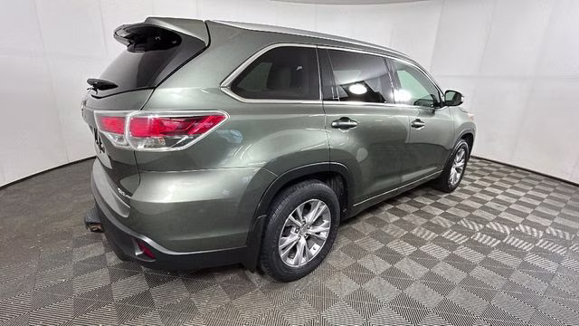 2015 Alumina Jade Metallic Toyota Highlander XLE V6 AWD SUV