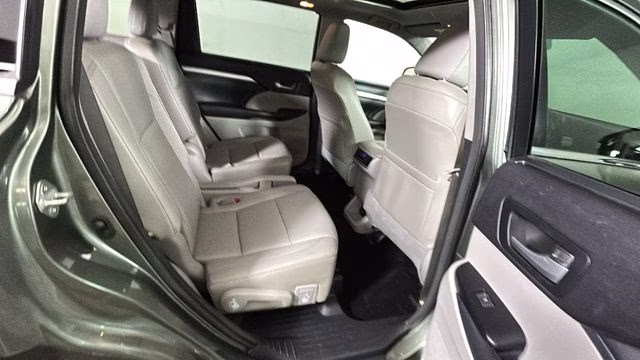 2015 Alumina Jade Metallic Toyota Highlander XLE V6 AWD SUV