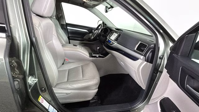 2015 Alumina Jade Metallic Toyota Highlander XLE V6 AWD SUV