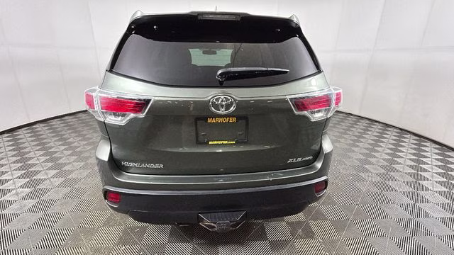 2015 Alumina Jade Metallic Toyota Highlander XLE V6 AWD SUV