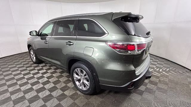 2015 Alumina Jade Metallic Toyota Highlander XLE V6 AWD SUV