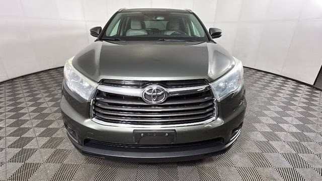 2015 Alumina Jade Metallic Toyota Highlander XLE V6 AWD SUV