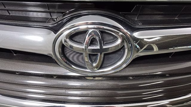 2015 Alumina Jade Metallic Toyota Highlander XLE V6 AWD SUV