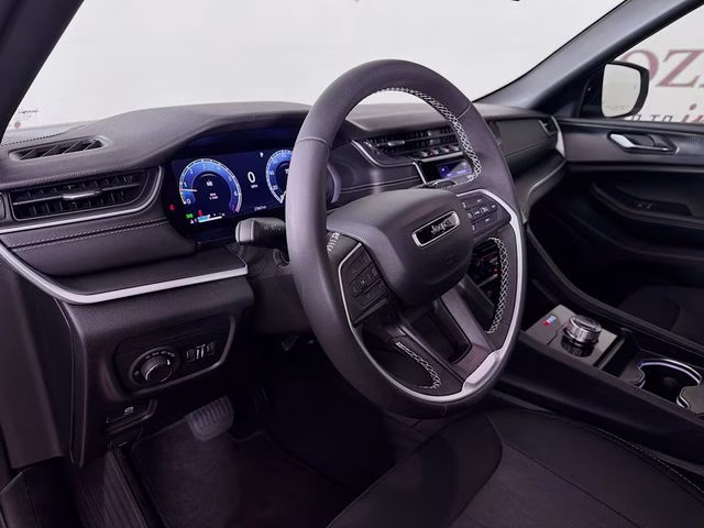 2025 Velvet Jeep Grand Cherokee Laredo 4X4 SUV