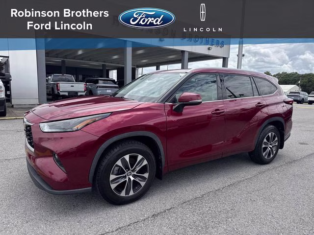 2022 Pearl Toyota Highlander XLE FWD SUV