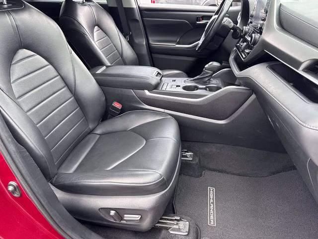 2022 Pearl Toyota Highlander XLE FWD SUV