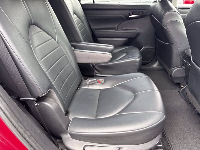 2022 Pearl Toyota Highlander XLE FWD SUV