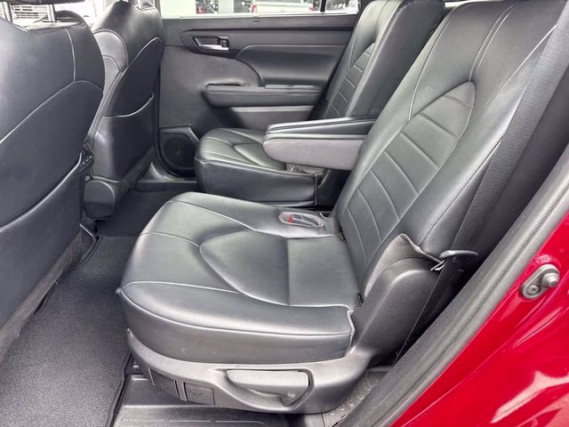 2022 Pearl Toyota Highlander XLE FWD SUV