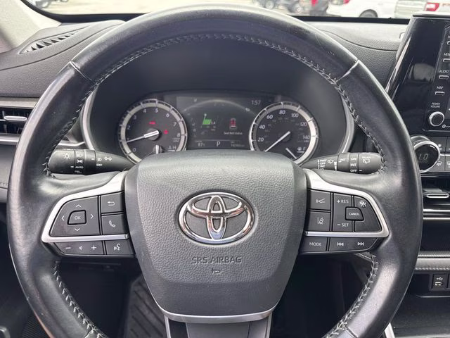 2022 Pearl Toyota Highlander XLE FWD SUV