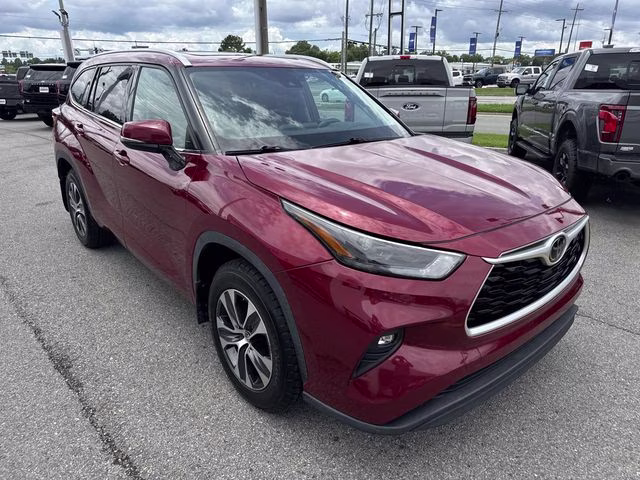 2022 Pearl Toyota Highlander XLE FWD SUV