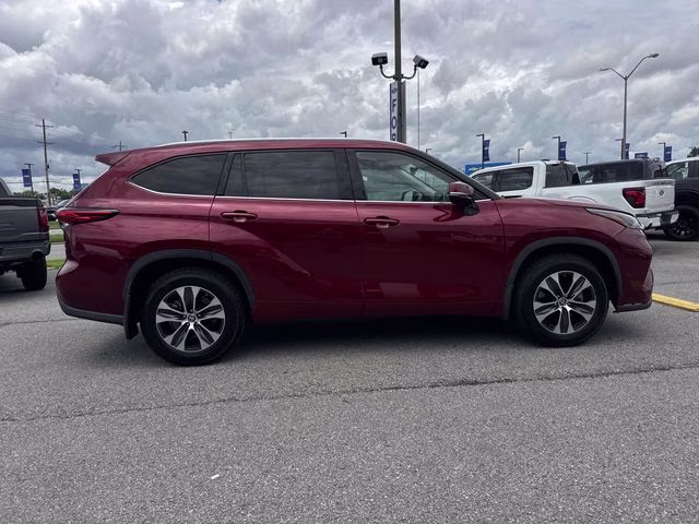 2022 Pearl Toyota Highlander XLE FWD SUV