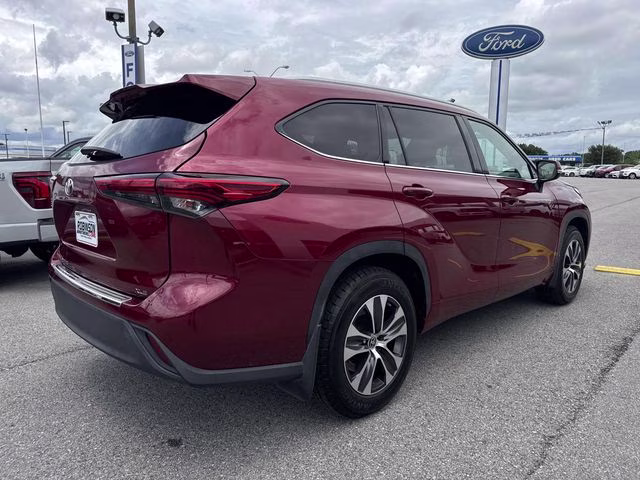 2022 Pearl Toyota Highlander XLE FWD SUV