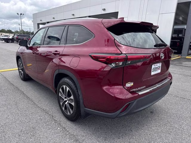 2022 Pearl Toyota Highlander XLE FWD SUV