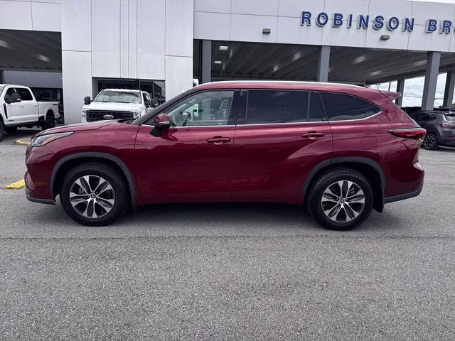 2022 Pearl Toyota Highlander XLE FWD SUV