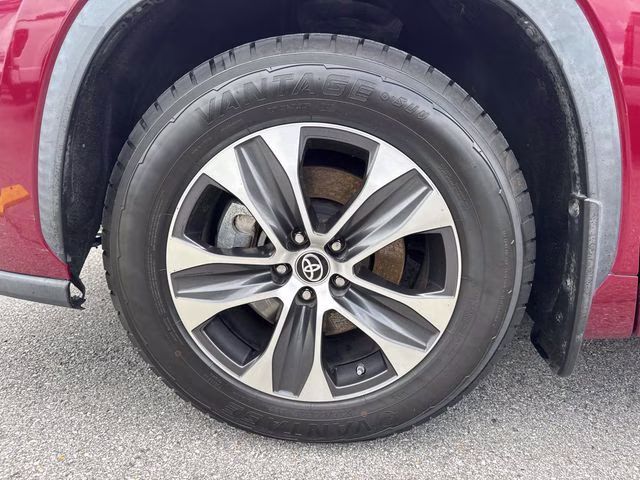 2022 Pearl Toyota Highlander XLE FWD SUV