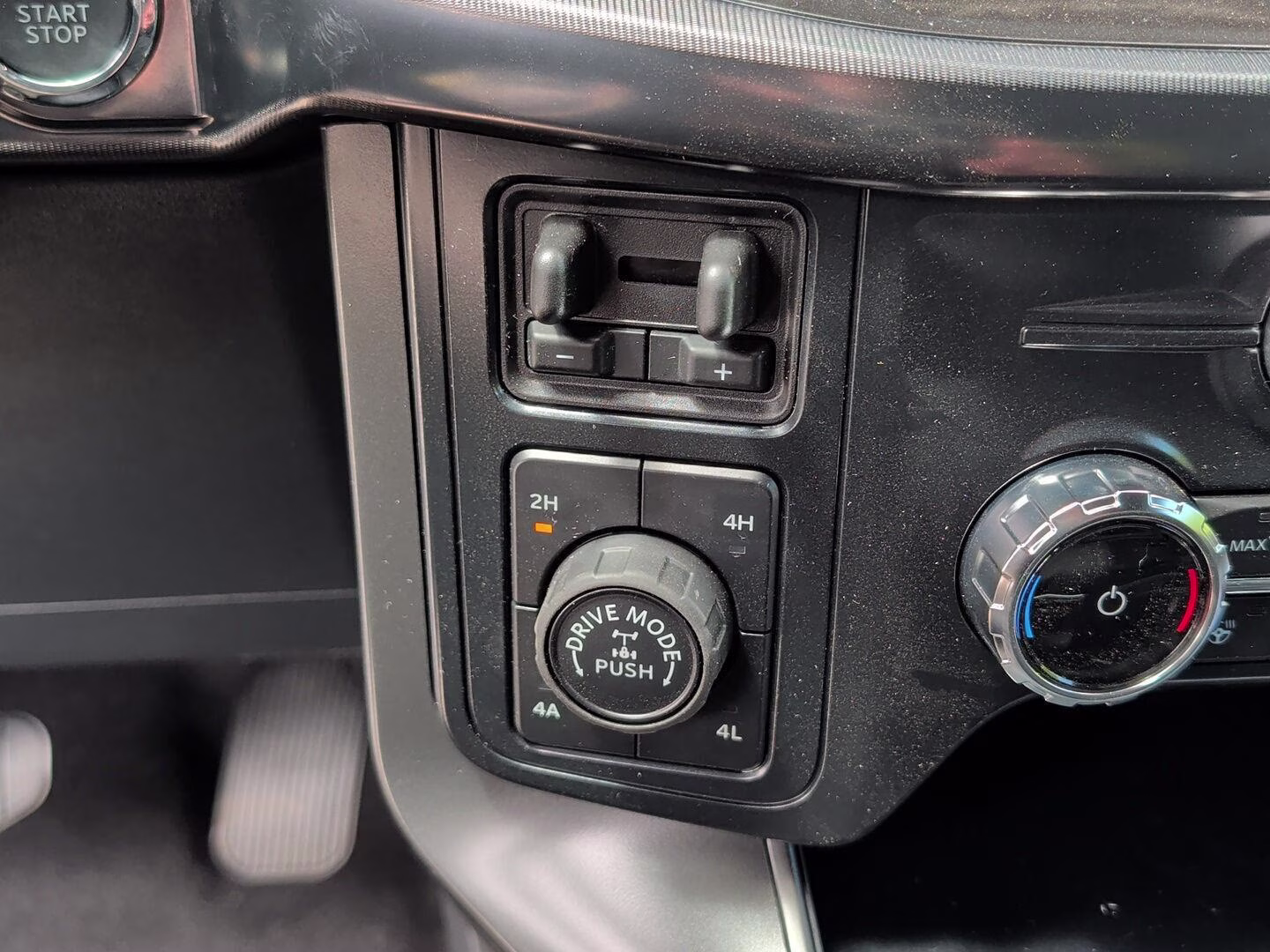 2026 Oxford White Ford F-150 LARIAT 4X4 Truck