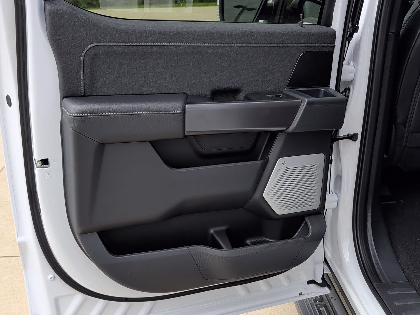2026 Oxford White Ford F-150 LARIAT 4X4 Truck