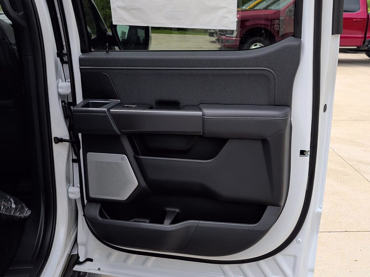 2026 Oxford White Ford F-150 LARIAT 4X4 Truck