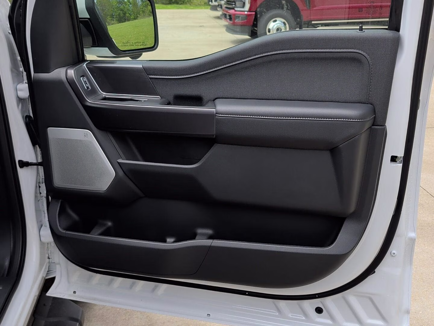 2026 Oxford White Ford F-150 LARIAT 4X4 Truck