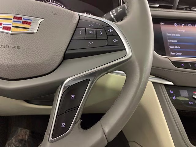 2017 Crystal White Tricoat Cadillac XT5 Premium Luxury AWD SUV