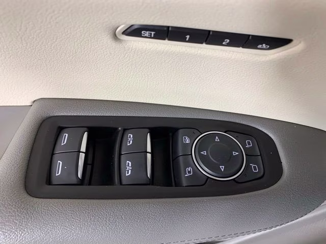 2017 Crystal White Tricoat Cadillac XT5 Premium Luxury AWD SUV