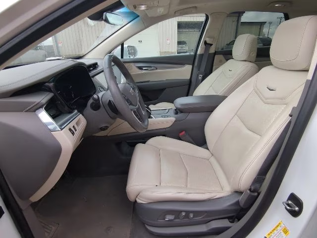 2017 Crystal White Tricoat Cadillac XT5 Premium Luxury AWD SUV