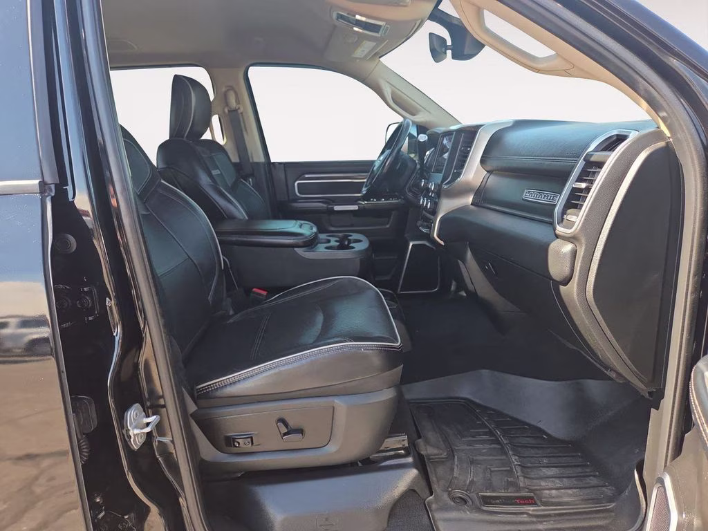 2019 Diamond Black Crystal Pearlcoat Ram 2500 Laramie 4X4 Truck