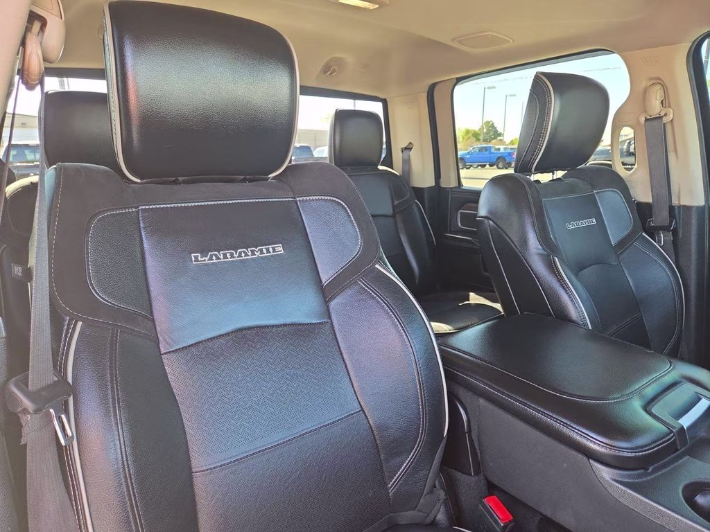 2019 Diamond Black Crystal Pearlcoat Ram 2500 Laramie 4X4 Truck