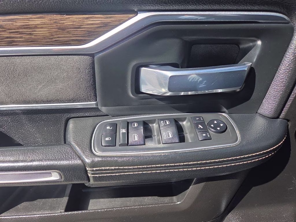 2019 Diamond Black Crystal Pearlcoat Ram 2500 Laramie 4X4 Truck