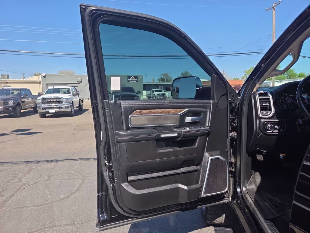 2019 Diamond Black Crystal Pearlcoat Ram 2500 Laramie 4X4 Truck