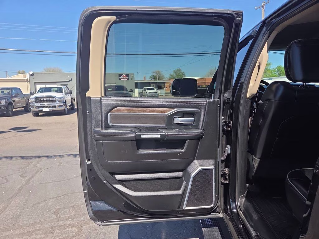 2019 Diamond Black Crystal Pearlcoat Ram 2500 Laramie 4X4 Truck