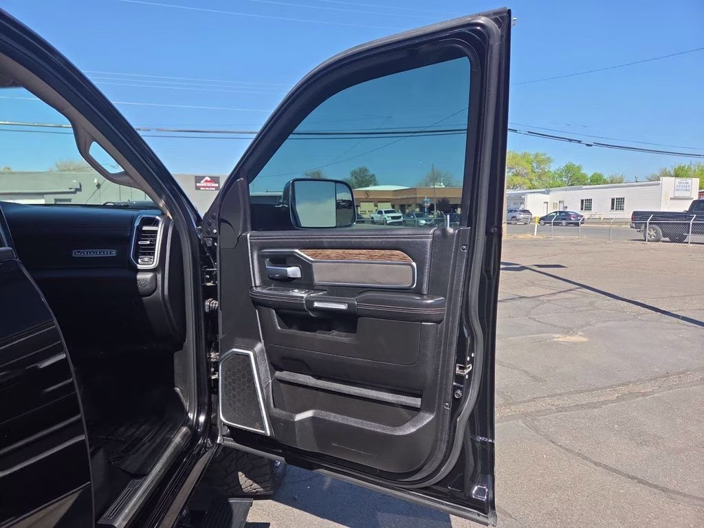 2019 Diamond Black Crystal Pearlcoat Ram 2500 Laramie 4X4 Truck