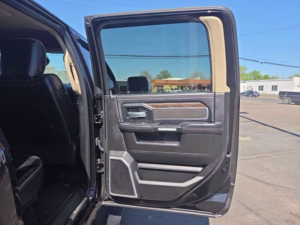 2019 Diamond Black Crystal Pearlcoat Ram 2500 Laramie 4X4 Truck