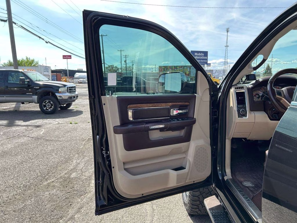 2018 Brilliant Black Crystal Pearlcoat Ram 2500 Laramie Longhorn 4X4 Truck