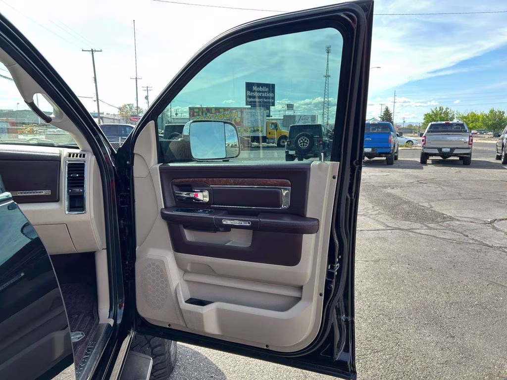 2018 Brilliant Black Crystal Pearlcoat Ram 2500 Laramie Longhorn 4X4 Truck