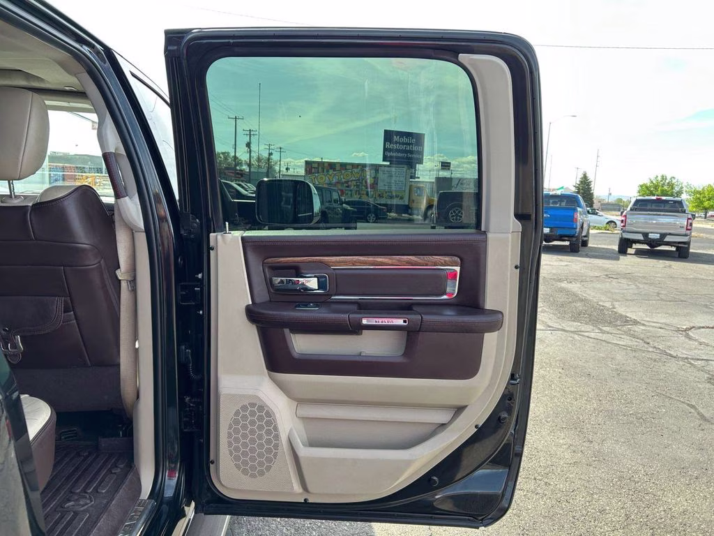 2018 Brilliant Black Crystal Pearlcoat Ram 2500 Laramie Longhorn 4X4 Truck