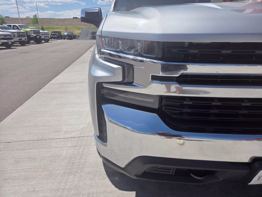 2020 Silver Ice Metallic Chevrolet Silverado 1500 LT 4X4 Truck