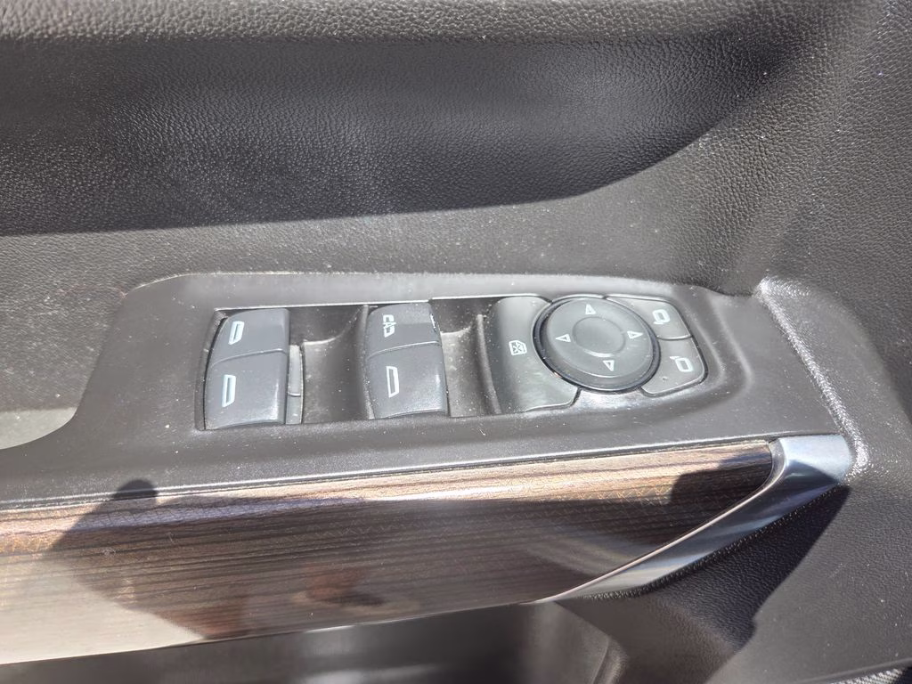 2020 Silver Ice Metallic Chevrolet Silverado 1500 LT 4X4 Truck