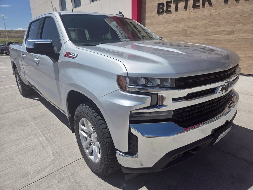 2020 Silver Ice Metallic Chevrolet Silverado 1500 LT 4X4 Truck