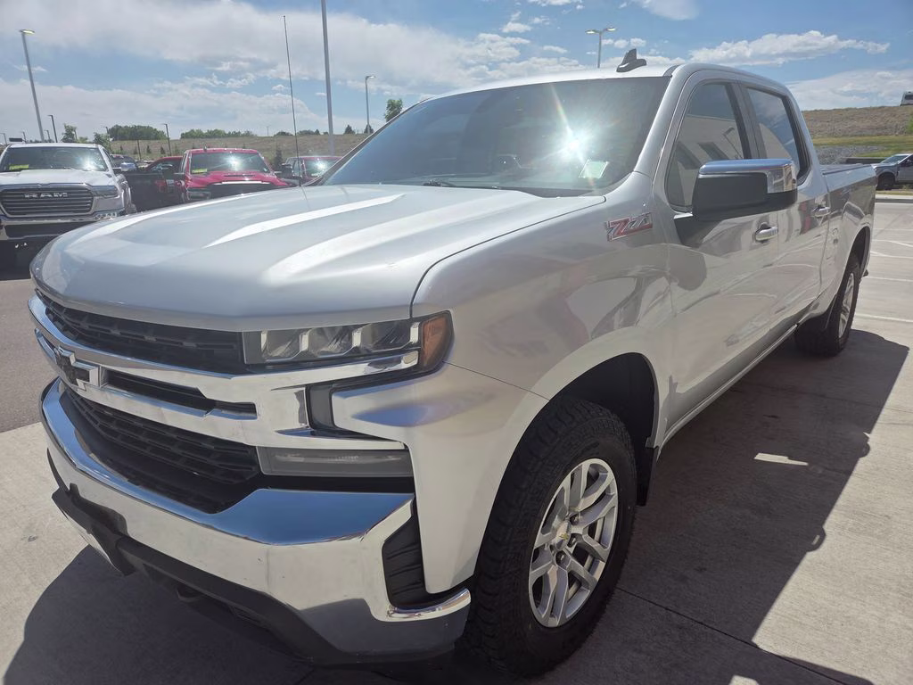 2020 Silver Ice Metallic Chevrolet Silverado 1500 LT 4X4 Truck