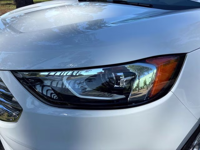 2020 Oxford White Ford Edge SE FWD SUV