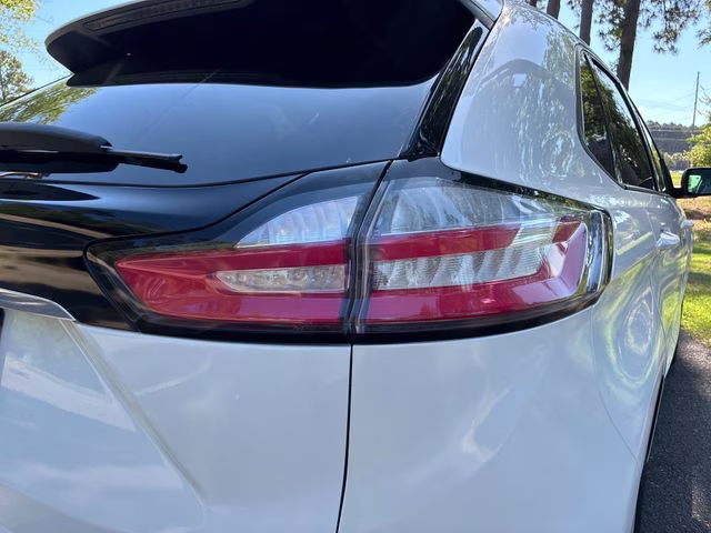 2020 Oxford White Ford Edge SE FWD SUV