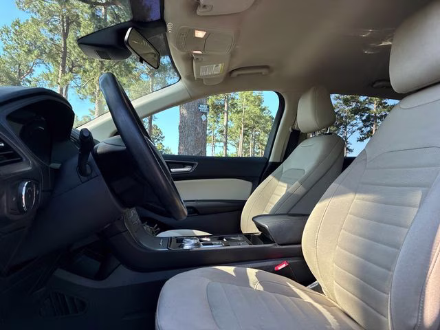 2020 Oxford White Ford Edge SE FWD SUV