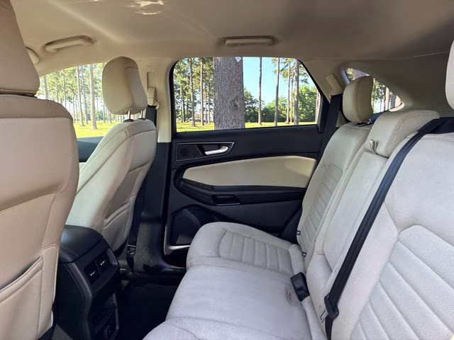 2020 Oxford White Ford Edge SE FWD SUV