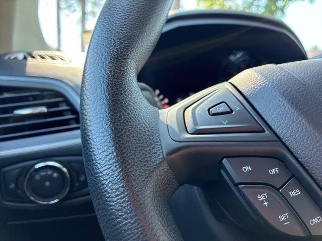 2020 Oxford White Ford Edge SE FWD SUV