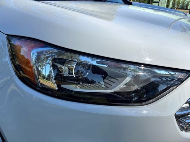 2020 Oxford White Ford Edge SE FWD SUV