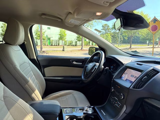 2020 Oxford White Ford Edge SE FWD SUV
